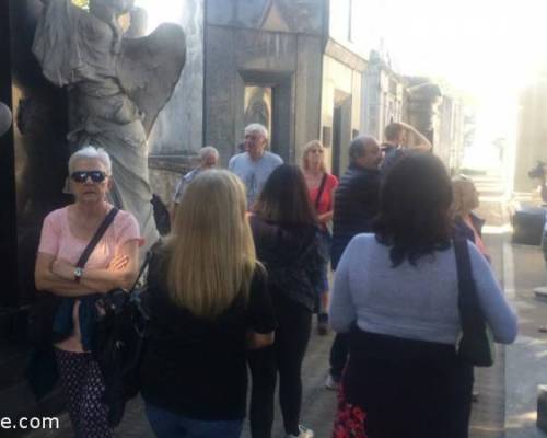 se va agrandando el grupo :Encuentro Grupal visita guiada al cementerio de Recoleta y caminata 