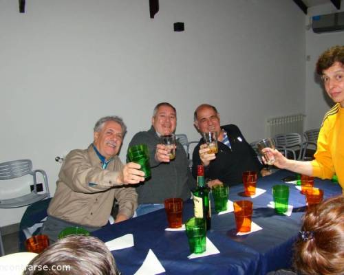 Chin !! Chin !!! Preparando la mesa para la cena.  :Encuentro Grupal Uribelarrea...y dale con los nombres raros..!