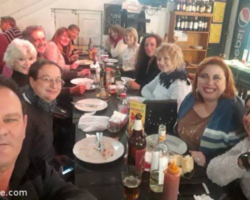 Cena post teatro con Lucia y Laura que vinieron a compartir la velada, muchas gracias por la buena onda y humor de ambas :Encuentro Grupal VOLVERE Y SERE MILONE......