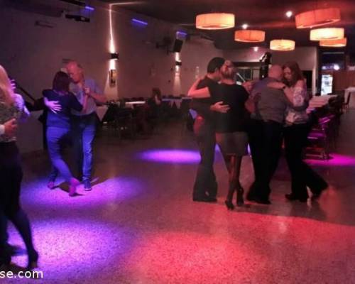 Lluvia, luz tenue, tango, milonga, encuentro, domingo. :Encuentro Grupal La MILONGA de los ABRAZOS