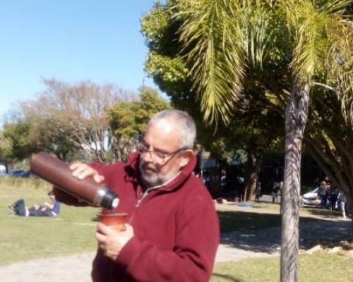 19224 7  PALERMO CAMINA, CORRE, TOMA MATE Y AHORA JUEGA AL GOLF !!!