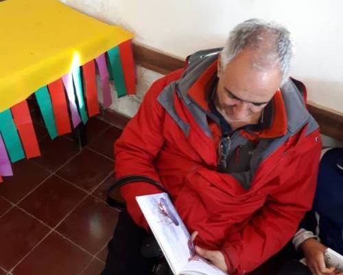 Leyendo un cuento a uno de los chicos del hogar, la atención que tenia esa criatura, no queria que paremos . Pero tenian que ir a comer.  :Encuentro Grupal Visita a ahijados y Hogar de menores en Entre Rios