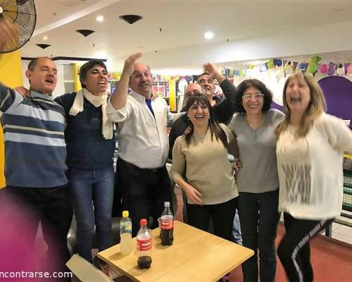 Foto de un equipo descontrolado... eufòrico....loco!!!!  :Encuentro Grupal Bowling Pre primavera!!!!!