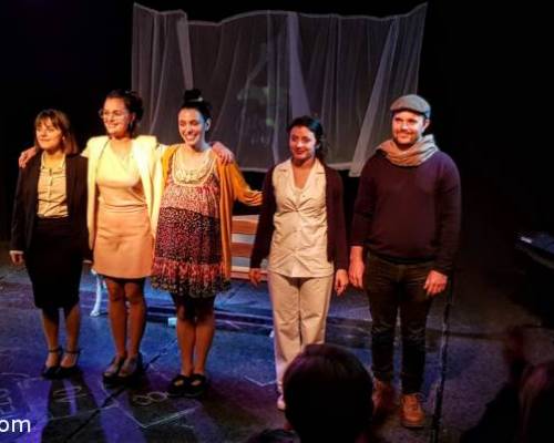 Muy buena la obra !! En cada uno de los personajes podemos identificar algún aspecto de nuestra vida, especialmente nosotras las mujeres...  :Encuentro Grupal 4 ESTACIONES