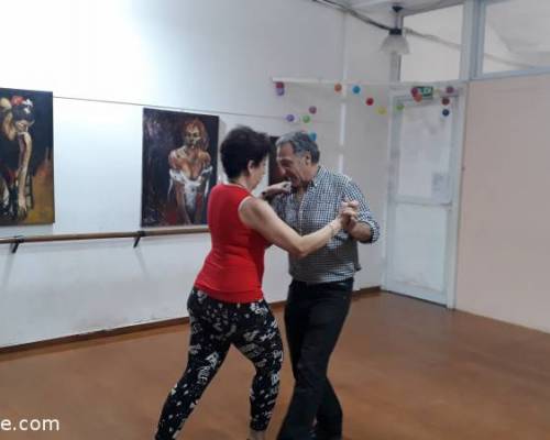 Mariana en su segunda clase con Osvaldo en su primera. Ojala se sumen mas hombres!!! :Encuentro Grupal date la oportunidad de aprender a bailar tango, y divertirte