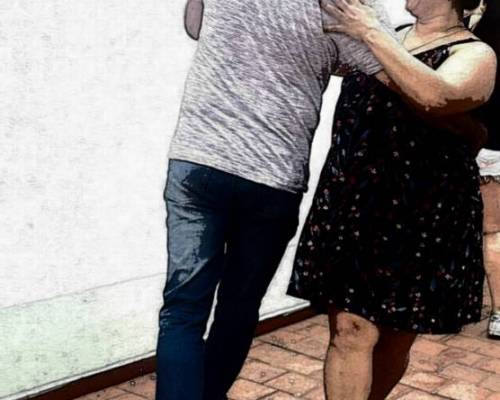 Ester y Roberto disfrutando y demostrando en una reunión lo aprendido. No solo se baila en las clases. :Encuentro Grupal Date la oportunidad de aprender a bailar tango y divertirte