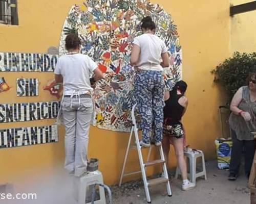 19944 11 Instalación del mural de manos en mosaico.