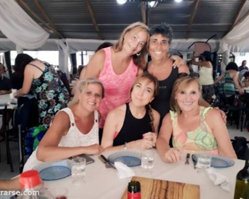 Quizás no sea el vino, Quizás no sea el postre, Quizás no sea No sea nada,  Pero hay tanta belleza Tirada en la mesa Desnuda toda rebalsada   :Encuentro Grupal Dia de campo con pileta y baile