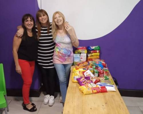 Gracias meli una vez mas por convocar a tanta gente para que nos ayude a ayudar :Encuentro Grupal BOWLING EN EL DIA DELA MUJER 