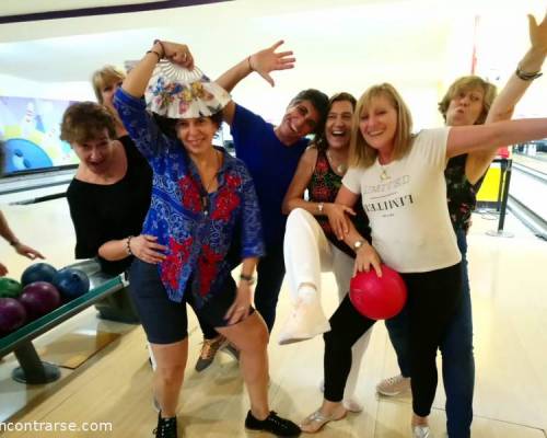 Quedamos en hacer UNA foto riidcula. No sé si está alcanza :Encuentro Grupal BOWLING EN EL DIA DELA MUJER 