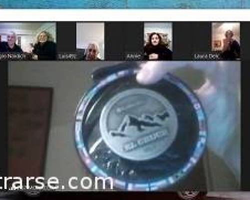 Mona mostrando con orgullo su medalla del cruce de los andes , parte de las 150 medallas de su colección :Encuentro Grupal Colecciones - mostra lo que coleccionas 