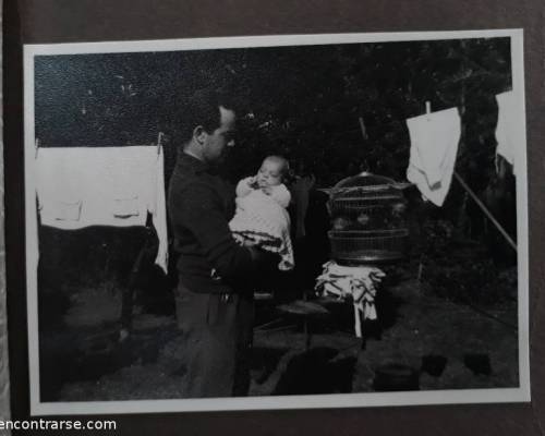 Ahora con mi viejo, otra foto que me emociona,  y donde quizás vea la razón de mi desesperación por la calle: me quería meter en la jaula del canario!!!! :Encuentro Grupal FELIZ DIA DEL NIÑO INTERIOR