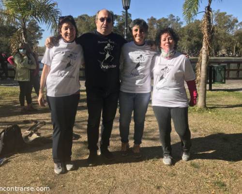 Parte del grupo de tango en el festejo de la Primavera. Remeras diseñadas por María Inés. Mil gracias por el regalo!!! :Encuentro Grupal FESTEJAMOS LA PRIMAVERA EN PARQUE 3 DE FEBRERO