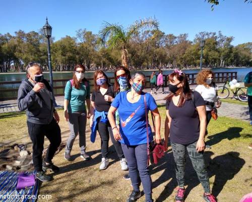 Tonto Pablo para ubicarse para la foto...todas chicas y el!!!.  :Encuentro Grupal FESTEJAMOS LA PRIMAVERA EN PARQUE 3 DE FEBRERO