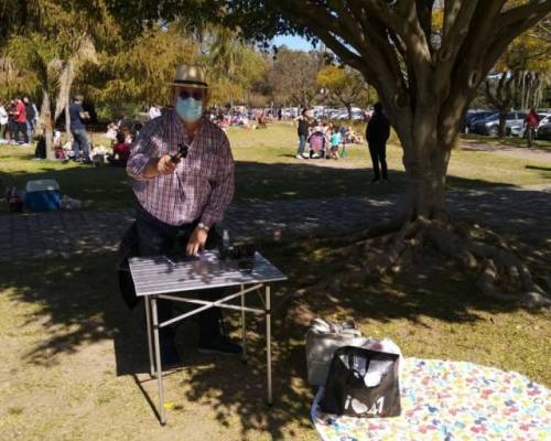 En plena tarea el " rematador"de hacienda. A la una, a las dos.. vendida al señor!! :Encuentro Grupal FESTEJAMOS LA PRIMAVERA EN PARQUE 3 DE FEBRERO