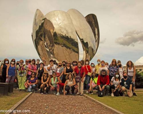 @LUNADEAVELLANEDA :Encuentro Grupal Floralis generica  En RECOLETA con distancia barbijo y zapatillas.La pasamos bomba y no nos damos manija.!!!!!