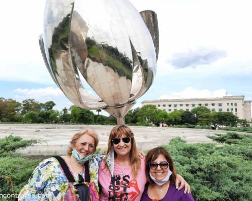 @LUNADEAVELLANEDA. Lindo lugar,  linda gente. :Encuentro Grupal Floralis generica  En RECOLETA con distancia barbijo y zapatillas.La pasamos bomba y no nos damos manija.!!!!!