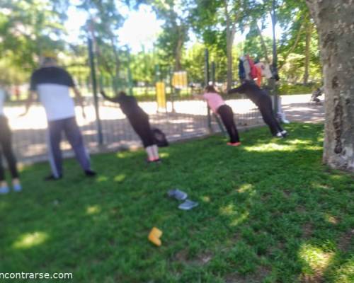 22097 2 Hombres y muheres de enconcontrarse,Elongamos,fortificamos  y Oxigenamos con el maestro de danza y coreògrafo.