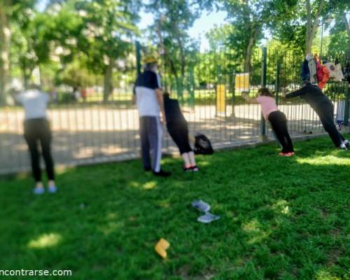 22097 3 Hombres y muheres de enconcontrarse,Elongamos,fortificamos  y Oxigenamos con el maestro de danza y coreògrafo.