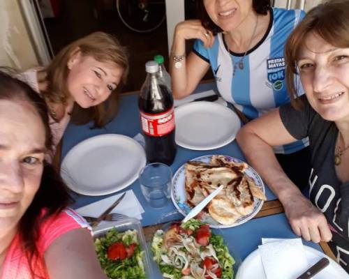Aca las chicas almorzando despues de la caminata... :Encuentro Grupal Caminar y obvio almorzar en Parque Irigoyen