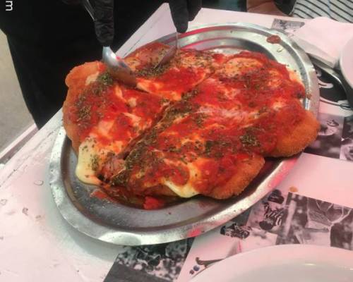 Suprema a la napolitana gigante!!. Pueden compartirla tranquilamente entre 2 a 3 personas. Platos muy abundantes y ricos :Encuentro Grupal MAÑANA CAMINO POR PALERMO