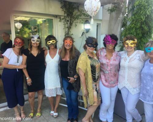 Las chicas ying y yang son Monica y Carina flanqueadas por Graciela y Alma.  :Encuentro Grupal DESPEDIDA DEL AÑO CON BAILE DE MASCARAS