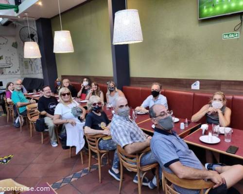 disfrutando una pizza  :Encuentro Grupal Vení a caminar con nosotros por Devoto!