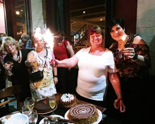 Las 3 cumpleañeras Graciela Marta y Daniela y las velas encendidas pidiendo sus deseos para este año y festejando brub :Encuentro Grupal CENAMOS JUNTOS EN CARMIN EL SABADO 6 DE FEBRERO ?????