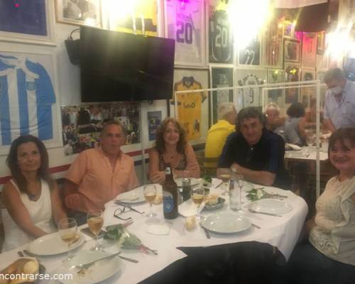 Andrea,Pablo,Vivi,Fernando y Sandra. Muy linda mesa :Encuentro Grupal CONOCIENDO LOS BODEGONES DE CABA