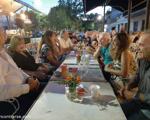 Hermosa mesa, faltaban los encuentros en el barrio, muy buena idea Ale. Linda toda la gente :Encuentro Grupal Segunda Cafeteada en Monte Castro