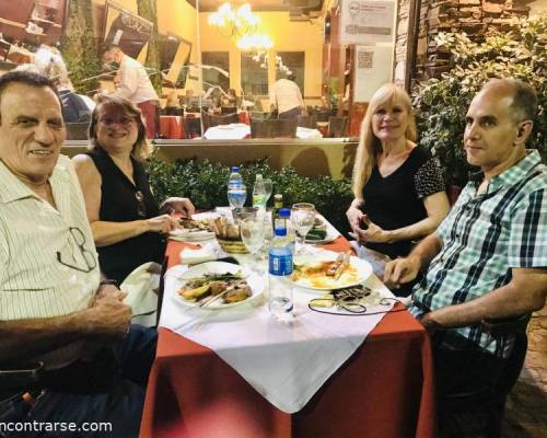 roberto,marcelo,vedrana y cecilia un gusto haberlos conocido!!!! :Encuentro Grupal CENAMOS NUEVAMENTE EN URQUIZA