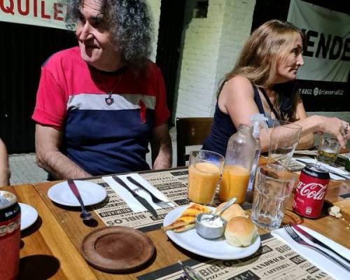 Mientras esperamos la comida,evaluamos si alquilamos o compramos el inmueble,de al lado de Biblos. :Encuentro Grupal Y SEGUIMOS CAMINANDO....por los bosques de Palermo, desde El Galeón a Biblos