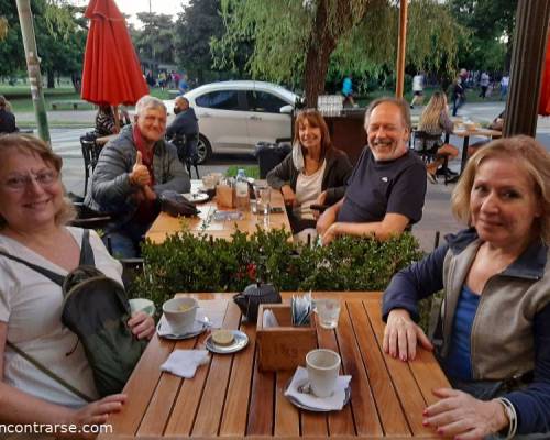 Muy linda charla, entre risas y poemas. Un placer conocerlos Marta, Cris, Mario y Gabriel. Un clima ideal para caminar.  :Encuentro Grupal Núñez & Saavedra:  Drink DANDY & Caminata Parque Saavedra 