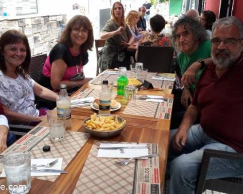 Mujeres sonrientes......y tipos serios,como perro en bote,así fue la mesa feliz,como una lombriz !! :Encuentro Grupal VAMOS A PALERMO A CAMINAR DOMINGOS A LA MAÑANA EN GRUPO 