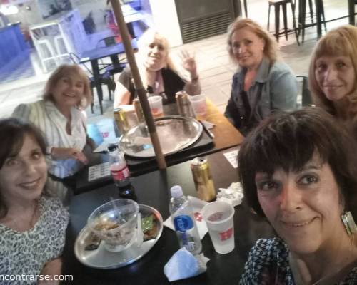 No pudimos disfrutar de la obra por razones ajenas a nosotras pero disfrutamos de este momento. Un gusto conocerlas.!!! :Encuentro Grupal Teatro en la plaza - función a la gorra