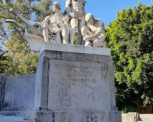 Dice: Al pueblo argentino / Los alemanes de Argentina / Celebración del Centenario año 1910 :Encuentro Grupal Paseamos por Palermo chico y Costanera 