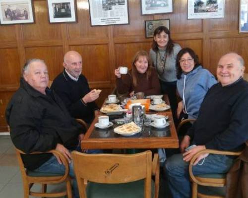 Mesa de amigos y muy charlada  :Encuentro Grupal Floralis en Recoleta con barbijo  medias de lana y camiseta !!!!!!!!