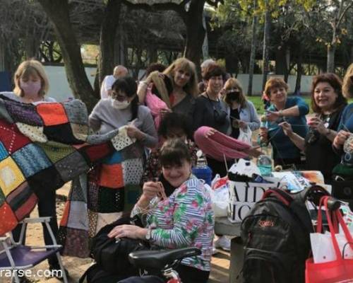 Que grupete!!!!! Pasamos genial . Placer , haber compartido  esta tarde solidaria. Gracias  gracias gracias  :Encuentro Grupal ¿Y si nos juntamos a tejer en el Día de Independencia, te prendés?