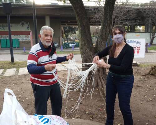 Charlotte y Reigor peleando con la lana jajaja :Encuentro Grupal ¿Y si nos juntamos a tejer en el Día de Independencia, te prendés?