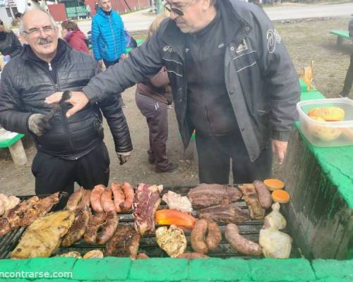 Julián , genio! Gracias por encargarte de la parrilla y tenernos tanta paciencia :Encuentro Grupal Festejemos con un fueguito... el fueguito que nos une!!!