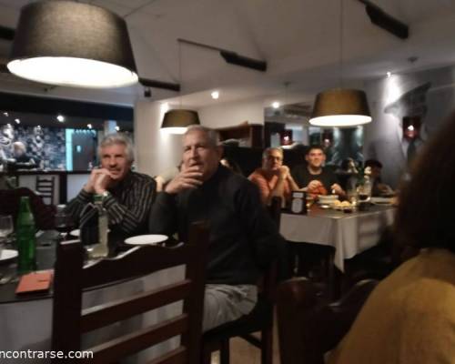 Cena y los dos varones super compenetrados con el partido en el restaurant Esa noche muchos gritos despues 3 goles de Argentina. A Uruguay x las eliminatorias !!!!Armando Y Jorgerolo Festejos  :Encuentro Grupal ME ACOMPAÑAN A ROSARIO  VICTORIA SANTA FE Y PARANA?????