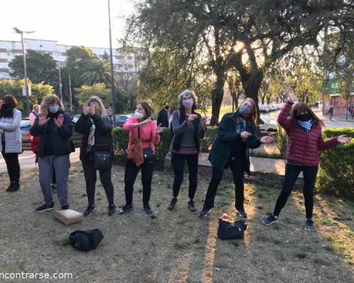 Me parece que habrá que organizar un curso de coreografía sincronizada. La consigna era bailar y aplaudir al compás de la música. Era... :Encuentro Grupal Caminatas (y algo más), en el Parque Avellaneda - 3° Encuentro