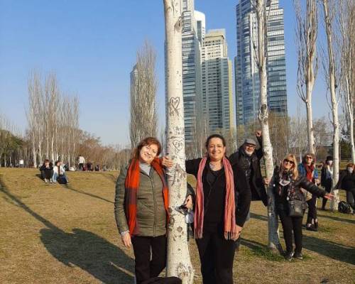 Abrazos al árbol que elegimos. :Encuentro Grupal SE VIENE SEPTIEMBRE Y TE PROPONGO UN DOMINGO  FIT DE CAMINATAS POR PUERTO MADERO