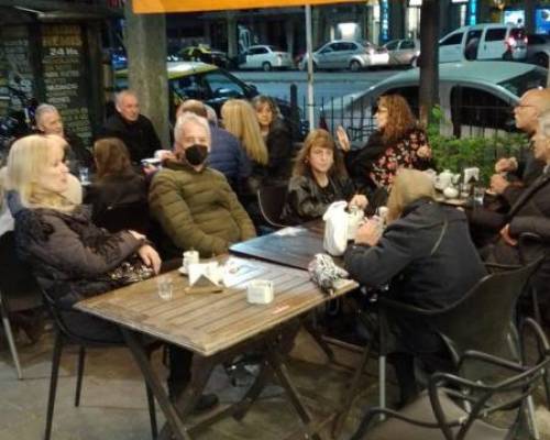 Estoy,pero de espalda,no es justo 😂🤣,alguien me reconocería ??...  :Encuentro Grupal Café de Caballito casi en primavera EN VEREDA y chamuyero .-