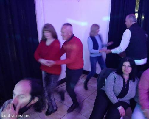 2 tanda rocks... bailando un poco, mientras se pudo. :Encuentro Grupal LOS FANTASMAS EN ADROGUE FOOD & LIVE MUSIC