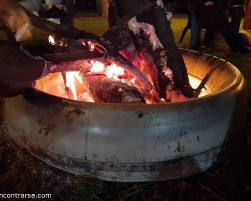 Novecientos pesos de espinillo comprados para el fogon los acomode en forma de fogata pagoda con piramide interna una belleza. Vino un parroquiano ajeno al evento a tomar una cerveza y como estaba por dos horas lejano al lugar el joven lo prendio y disfru :Encuentro Grupal PUNTA INDIO  El gran juego comienza …