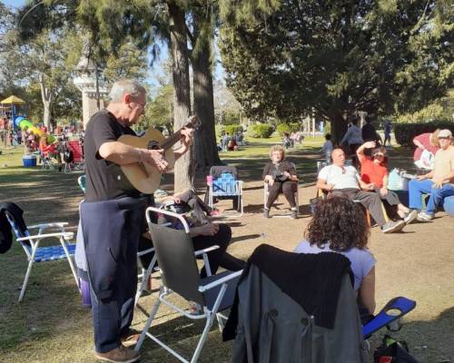 Manuel hizo su debut como salida y nos agasajó con varios temas muy hermosos!  :Encuentro Grupal ¡PRIMAVERA EN LA REPÚBLICA DE LOS NIÑOS!!!! aprovechemos a renacer al aire libre