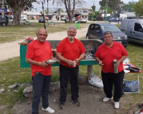 Los asadores, unos capos, vibrando en la misma frecuencia, hasta se vinieron uniformados :Encuentro Grupal BROCHE DE ORO EN PUNTA LARA! TODA LA CARNE AL ASADOR Y DESCANSAMOS EL LUNES!