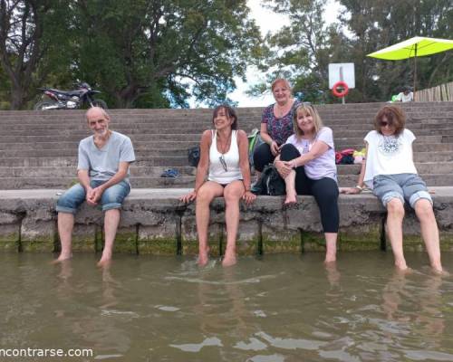 Refrescando los piesitos,  después  de la caminata. Fabi en el agua!!! Jaja :Encuentro Grupal Chascomus la ciudad de Don Raul 