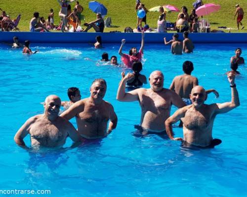 4 hombres 4 haciendo roncha en la pileta (de los chicos) :Encuentro Grupal ¡¡ Piquiniki y piletazo en P. Chacabuco!!